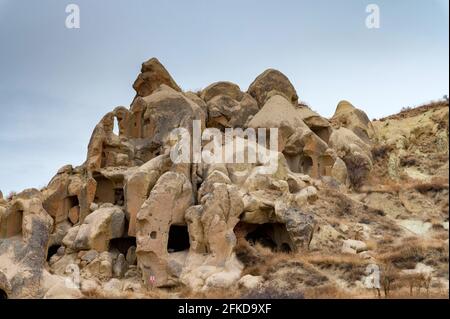 Schönes Panoramafoto von Kappadokien, Goereme, Türkei an einem bewölkten Tag Stockfoto