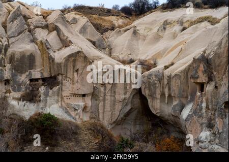 Schönes Panoramafoto von Kappadokien, Goereme, Türkei an einem bewölkten Tag Stockfoto