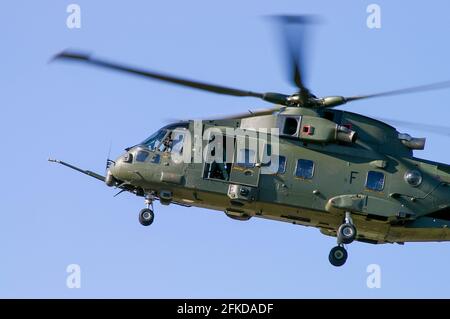 Royal Air Force, RAF, AgustaWestland AW101 Merlin HC3 Hubschrauber ZJ122 von 28 Geschwader, Ankunft für Royal International Air Tattoo, RIAT, 2006. Fliegen Stockfoto