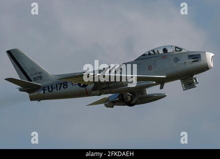 North American F-86A Sabre fliegt auf der Biggin Hill Airshow. Die United States Air Force 1950 Kampfflugzeuge starten Stockfoto