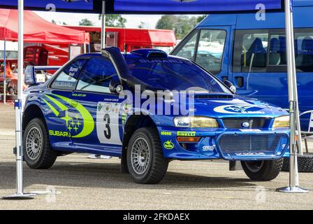 Richard Burns Memorial Rally bei RAF Marham, Norfolk, Großbritannien, mit Richard Burns und Robert Reid, die Subaru Impreza WRC STI im Boxenbereich fahren Stockfoto