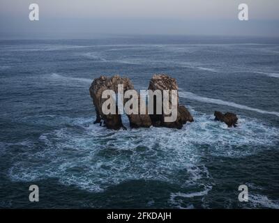 Panoramablick auf Urro del Manzano Felsformation Meeresstapel Natürliche Bogenbrücke in Liencres Arnia Costa Quebrada Biscay atlantic ocean Santander Cantab Stockfoto