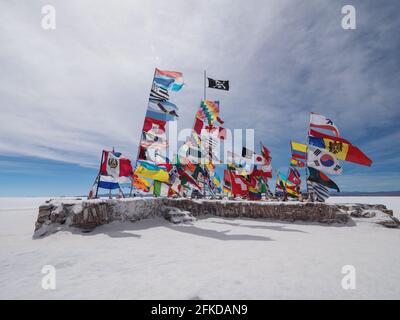 Panoramablick auf verschiedene Nationalflaggen aus der ganzen Welt auf dem Salar de Uyuni trockenen Salzsee in Potosi, Bolivien Südamerika Stockfoto