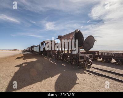 Alte historische Retro-Vintage verlassene vergessen Lokomotiven Lokomotiven Ruinen Auf dem Friedhof von Cementerio de Trenes in Salar de Uyuni Potosi Boliv Stockfoto