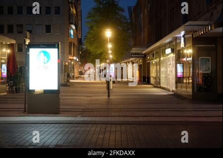 Köln, Deutschland. April 2021. Kurz nachdem die Ausgangssperre um 9:00 Uhr beginnt, ist die Innenstadt fast menschenleer. Quelle: Henning Kaiser/dpa/Alamy Live News Stockfoto