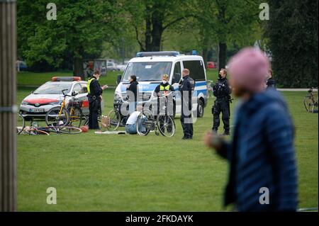 Köln, Deutschland. April 2021. Mitarbeiter der Ordnungsbehörde und der Polizei überwachen die Einhaltung der Corona-Maßnahmen im Grüngürtel. Quelle: Henning Kaiser/dpa/Alamy Live News Stockfoto