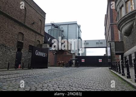 Dublin, Irland - 1. Juni 2019: Das Tor des Guinness Storehouse wird mit einem Pferd und einer Kutsche in der Nähe gezeigt. Nur für redaktionelle Zwecke. Stockfoto