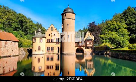 Mittelalterliches Schloss Mespelbrunn in Bayern, Deutschland mit spättägigen Reflexionen im Graben Stockfoto