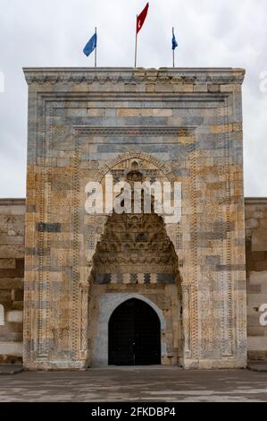 Herrlicher Eingang mit iwan zur Sultanhani Karawanserei an der Seidenstraße, Türkei Stockfoto