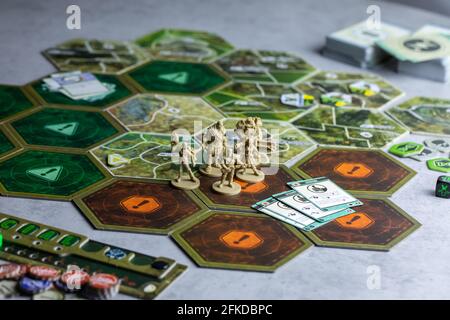 Roseville, MN, USA, 02.04.2021 - Fallout Board Game Komponenten auf Karte Fliesen Stockfoto