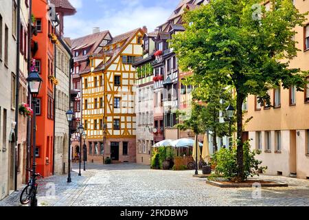 Schöne Fachwerkstraße in der malerischen Altstadt von Nürnberg, Bayern, Deutschland Stockfoto