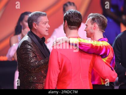 Köln, Deutschland. Mai 2021. Juror Joachim Llambi (l-r), im Gespräch mit Nicolas Puschmann, Schauspieler, und Vadim Garbuzov, professioneller Tänzer, während der 8. Show der 14. Staffel der RTL-Tanzshow „Let's Dance“. Quelle: Joshua Sammer/Getty/POOL/dpa/Alamy Live News Stockfoto