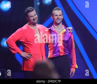 Köln, Deutschland. Mai 2021. Nicolas Puschmann (l.), Schauspieler, und Vadim Garbuzov, professioneller Tänzer, warten während der 8. Show der 14. Staffel der RTL-Tanzshow „Let's Dance“. Quelle: Joshua Sammer/Getty/POOL/dpa/Alamy Live News Stockfoto