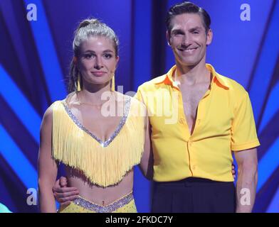 Köln, Deutschland. Mai 2021. Lola Weippert, Moderatorin, und Christian Polanc, professioneller Tänzer, warten während der 8. Show der 14. Staffel der RTL-Tanzshow „Let's Dance“. Quelle: Joshua Sammer/Getty/POOL/dpa/Alamy Live News Stockfoto