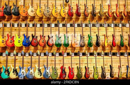 Reihe von bunten Gitarren Stockfoto