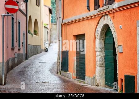 Blick auf die schmale gemütliche italienische Straße an regnerischen Tagen in Lecco, einer kleinen Stadt in der Lombardei, Norditalien Stockfoto