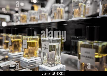 Weibliche Parfüm Chanel No. 22 Flasche Nahaufnahme im Schaufenster. Perspektivische Ansicht der französischen Chanel Parfümkollektion. Mailand, Italien - 15. Dezember 2020. Stockfoto