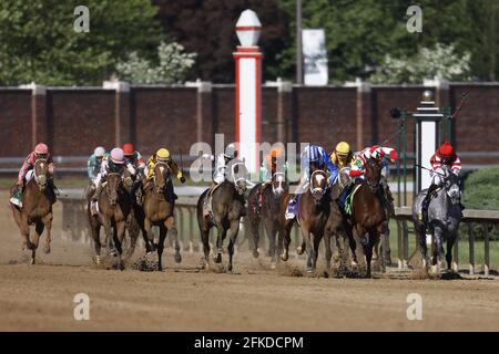 Louisville, Usa. April 2021. Beim 147. Lauf der Kentucky Oaks am Freitag, den 30. April 2021, bei Churchill Downs in Louisville, Kentucky, geht es auf die Strecke. Foto von Jason Szenes/UPI Credit: UPI/Alamy Live News Stockfoto