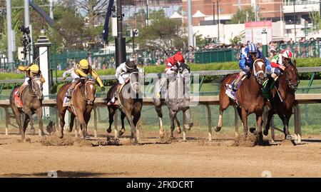 Louisville, Usa. April 2021. Das Feld für den 147. Lauf der Kentucky Oaks geht am Start des Rennens in Churchill Downs in Louisville, Kentucky, am Freitag, den 30. April, die Strecke hinunter. Foto von Mark Abraham/UPI Credit: UPI/Alamy Live News Stockfoto