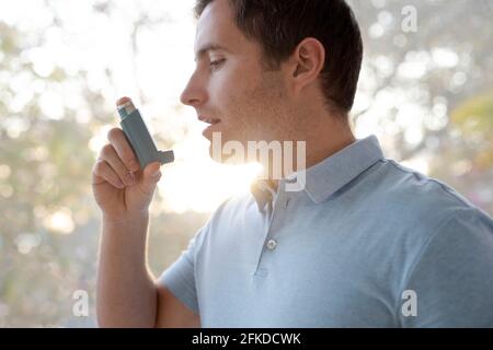 Mann mit Inhalator Stockfoto