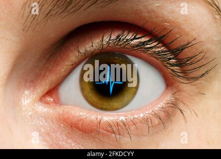 Menschliches Auge und Elektrokardiogramm, konzeptuelles Kompositbild Stockfoto