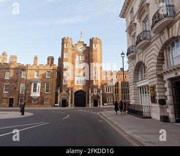 London, Greater London, England - 24 2021. April: St. James's Palace Fassade an der Ecke Pall Mall und St James's Street. Stockfoto