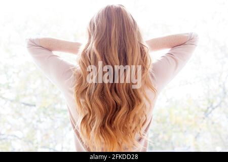 Frau mit langen Haaren Stockfoto