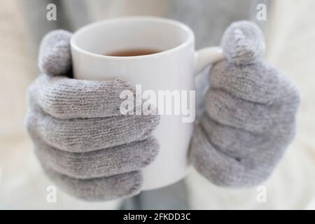 Frau, die ein heißes Getränk in der Hand hält Stockfoto