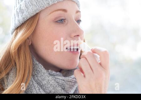 Frau Anwendung Lippenbalsam Stockfoto