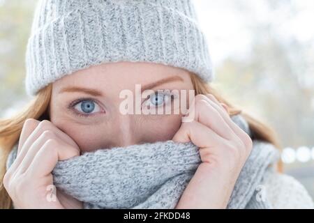Frau in Mütze und Schal Stockfoto