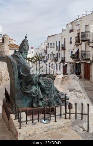 Statue von Pedro Martinez de Luna, genannt Papa Luna und bekannt als Papst Benedikt XIII. In Peñiscola, Castellon, Spanien, Europa Stockfoto