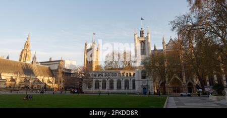 London, Greater London, England - 24 2021. Apr: Parliament Square mit St. Margaret's Church in der Mitte, Westminster Abbey und den Houses of Parliament. Stockfoto