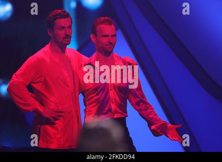 Köln, Deutschland. Mai 2021. Nicolas Puschmann (l.), Schauspieler, und Vadim Garbuzov, professioneller Tänzer, stehen während der 8. Show der 14. Staffel der RTL-Tanzshow „Let's Dance“ in rotem Licht. Quelle: Joshua Sammer/Getty/POOL/dpa/Alamy Live News Stockfoto