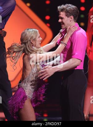 Köln, Deutschland. Mai 2021. Simon Zachenhuber, Boxer, und Patricija Belousova, professionelle Tänzerin, reagieren während der 8. Show der 14. Staffel der RTL-Tanzshow 'Let's Dance'. Quelle: Joshua Sammer/Getty/POOL/dpa/Alamy Live News Stockfoto