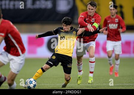 KERKRADE, NIEDERLANDE - 30. APRIL: Benjamin Bouchouari von Roda JC, Peer Koopmeiners von AZ U23 während des niederländischen Keukenkampioen Divisie-Spiels zwischen Roda JC und AZ U23 im Parkstad Limburg Stadion am 30. April 2021 in Kerkrade, Niederlande (Foto: Gerrit van Keulen/Orange Picches) Stockfoto