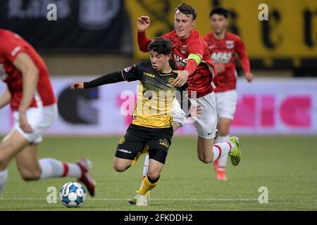 KERKRADE, NIEDERLANDE - 30. APRIL: Benjamin Bouchouari von Roda JC, Peer Koopmeiners von AZ U23 während des niederländischen Keukenkampioen Divisie-Spiels zwischen Roda JC und AZ U23 im Parkstad Limburg Stadion am 30. April 2021 in Kerkrade, Niederlande (Foto: Gerrit van Keulen/Orange Picches) Stockfoto