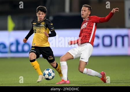 KERKRADE, NIEDERLANDE - 30. APRIL: Benjamin Bouchouari von Roda JC, Bram Franken von AZ U23 während des niederländischen Keukenkampioen Divisie-Spiels zwischen Roda JC und AZ U23 im Parkstad Limburg Stadion am 30. April 2021 in Kerkrade, Niederlande (Foto: Gerrit van Keulen/Orange Picches) Stockfoto