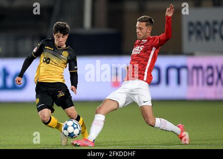 KERKRADE, NIEDERLANDE - 30. APRIL: Benjamin Bouchouari von Roda JC, Bram Franken von AZ U23 während des niederländischen Keukenkampioen Divisie-Spiels zwischen Roda JC und AZ U23 im Parkstad Limburg Stadion am 30. April 2021 in Kerkrade, Niederlande (Foto: Gerrit van Keulen/Orange Picches) Stockfoto