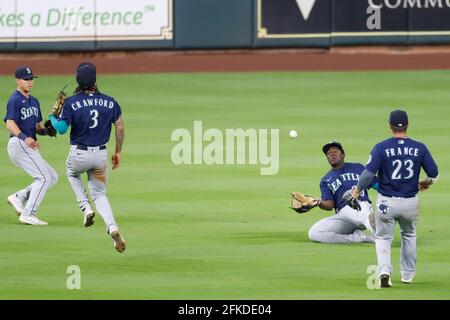 HOUSTON, TX - APRIL 29: Taylor Trammel (20) von den Seattle Mariners macht im neunten Inning eines Spiels gegen den Hous einen gleitenden, spielenden Fang Stockfoto