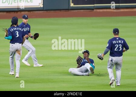 HOUSTON, TX - APRIL 29: Taylor Trammel (20) von den Seattle Mariners macht im neunten Inning eines Spiels gegen den Hous einen gleitenden, spielenden Fang Stockfoto