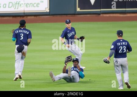 HOUSTON, TX - APRIL 29: Taylor Trammel (20) von den Seattle Mariners macht im neunten Inning eines Spiels gegen den Hous einen gleitenden, spielenden Fang Stockfoto