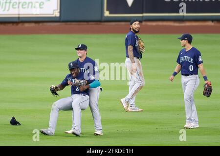 HOUSTON, TX - 29. APRIL: Taylor Trammel (20) von den Seattle Mariners wird von Ty France #23 nach einem gleitenden, spielenden Fang in der ni angehoben Stockfoto