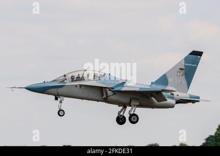 Aermacchi M346 Prototyp 002 zweisitziger, fortgeschrittener Jet-Trainer und leichter Jagdflugzeug, das ursprünglich von Yakovlev und Aermacchi entwickelt wurde. Fliegen, landen Stockfoto