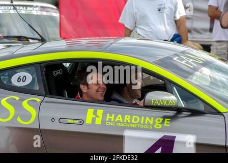 Rallyefahrer Mark Higgins am Steuer eines Aston Martin Vantage-Rallyewagens bei der Richard Burns Memorial Rally 2009 bei RAF Marham, Norfolk, Großbritannien Stockfoto