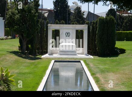 Los Angeles, Kalifornien, USA 28. April 2021 EIN allgemeiner Blick auf die Atmosphäre des Schauspielers Douglas Fairbanks Jr. und des Schauspielers Douglas Fairbanks Sr.'s Graves auf dem Hollywood Forever Cemetery am 28. April 2021 in Los Angeles, Kalifornien, USA. Foto von Barry King/Alamy Stockfoto Stockfoto