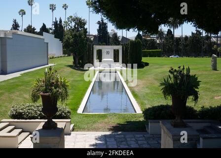 Los Angeles, Kalifornien, USA 28. April 2021 EIN allgemeiner Blick auf die Atmosphäre des Schauspielers Douglas Fairbanks Jr. und des Schauspielers Douglas Fairbanks Sr.'s Graves auf dem Hollywood Forever Cemetery am 28. April 2021 in Los Angeles, Kalifornien, USA. Foto von Barry King/Alamy Stockfoto Stockfoto