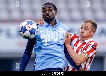 OSS, NIEDERLANDE - 30. APRIL: Albert-Nicolas Lottin vom FC Utrecht U23, Olivier Rommens vom TOP Oss während des niederländischen Keukenkampioendivise-Spiels zwischen TOP Oss und Utrecht U23 im Frans Heesen Stadion am 30. April 2021 in Oss, Niederlande (Foto: Broer van den Boom/Orange Pictions) Stockfoto