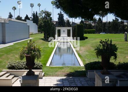 Los Angeles, Kalifornien, USA 28. April 2021 EIN allgemeiner Blick auf die Atmosphäre des Schauspielers Douglas Fairbanks Jr. und des Schauspielers Douglas Fairbanks Sr.'s Graves auf dem Hollywood Forever Cemetery am 28. April 2021 in Los Angeles, Kalifornien, USA. Foto von Barry King/Alamy Stockfoto Stockfoto