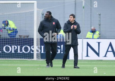 MAASTRICHT, NIEDERLANDE - 30. APRIL: Assistenztrainer Regilio Vrede vom MVV, Trainercoach Darije Kalezic vom MVV während des niederländischen Keukenkampioendivision-Spiels zwischen MVV Maastricht und Volendam am 30. April 2021 in De Geusselt in Maastricht, Niederlande (Foto: Perry vd Leuvert/Orange Picics) Stockfoto