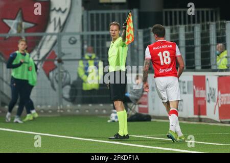 MAASTRICHT, NIEDERLANDE - 30. APRIL: Assistenzschiedsrichter Sjoerd Nanninga während des niederländischen Keukenkampioendivision-Spiels zwischen MVV Maastricht und Volendam in De Geusselt am 30. April 2021 in Maastricht, Niederlande (Foto: Perry vd Leuvert/Orange Picters) Stockfoto